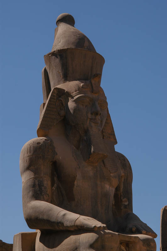 Seated status (Ramesses) in front of the columns