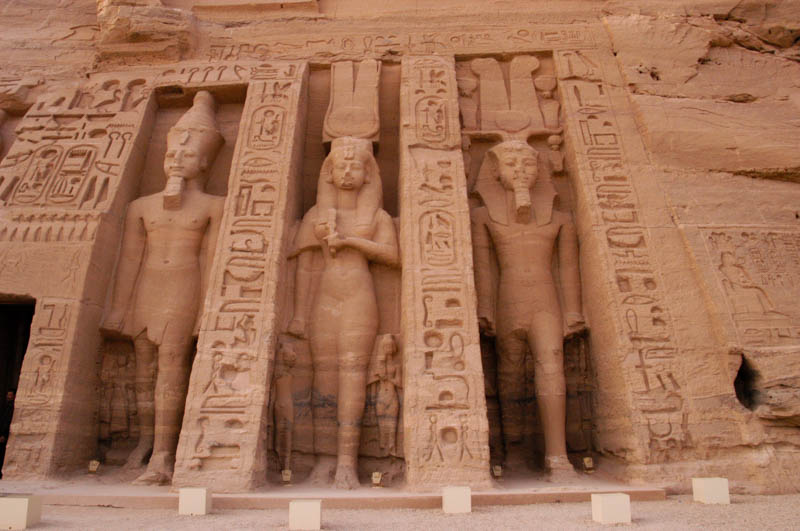 Statues of Ramesses and Nefertari, with tiny statues of their children