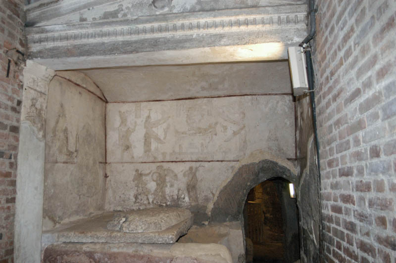 Richly decorated wall-tomb