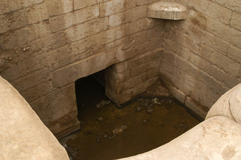 The bottom of the cistern/nilometer, with a little bit of water